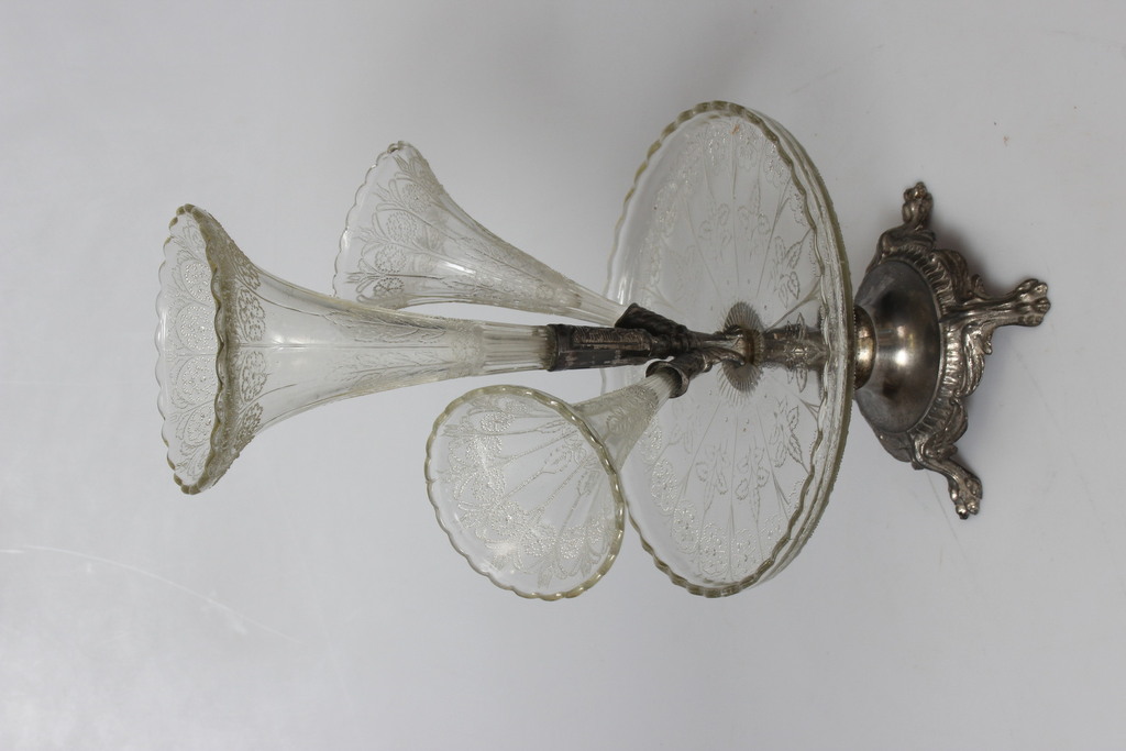 Stikla servējamais trauks ar apsudrabota metāla pamatni
