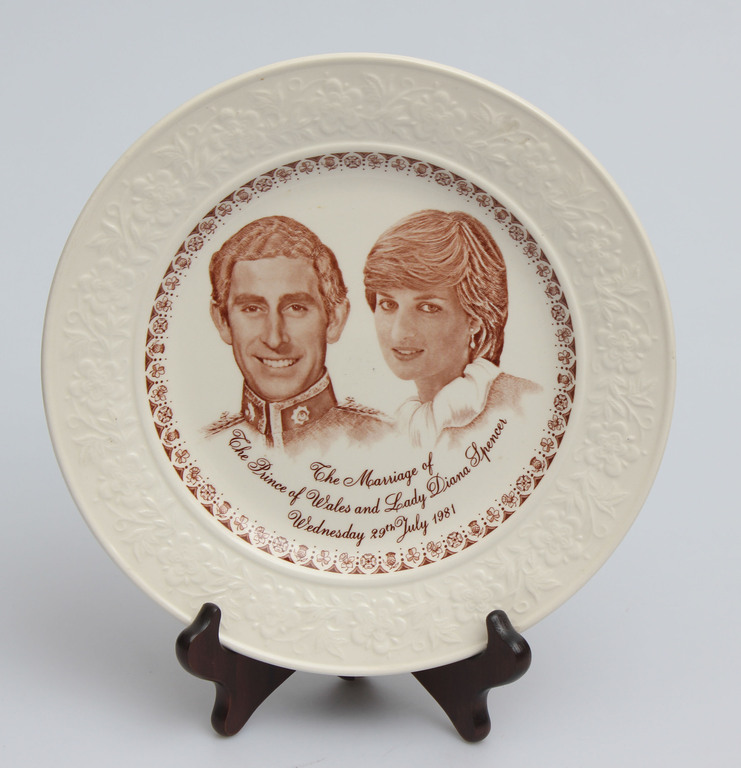 Три тарелки с украшением британского королевского дома
