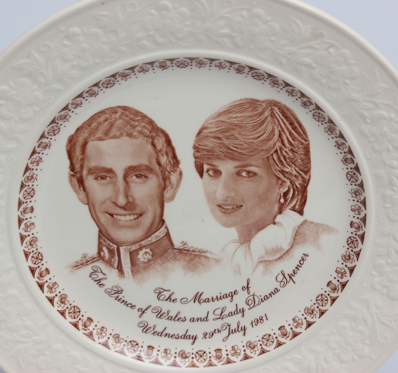 Три тарелки с украшением британского королевского дома