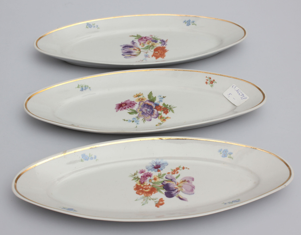 Serving dishes with a floral motif