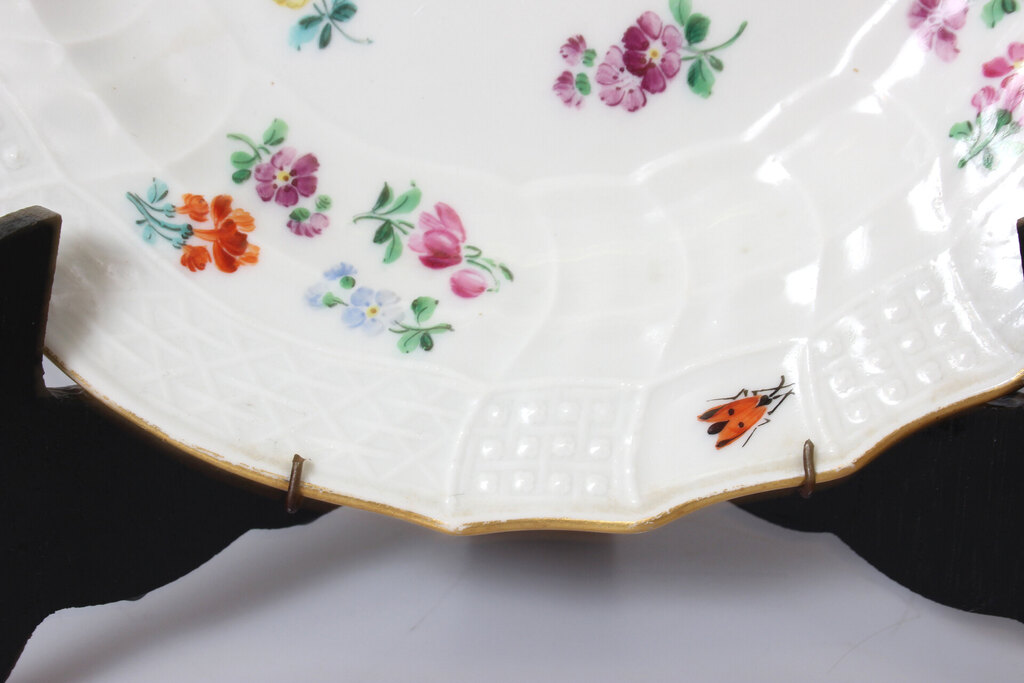 Meisenes porcelāna šķīvis ar ziedu motīvu
