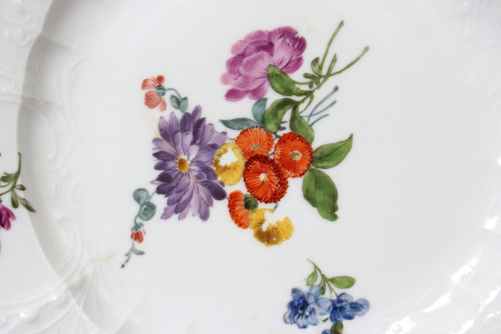 Meisenes porcelāna šķīvis ar ziedu motīvu II