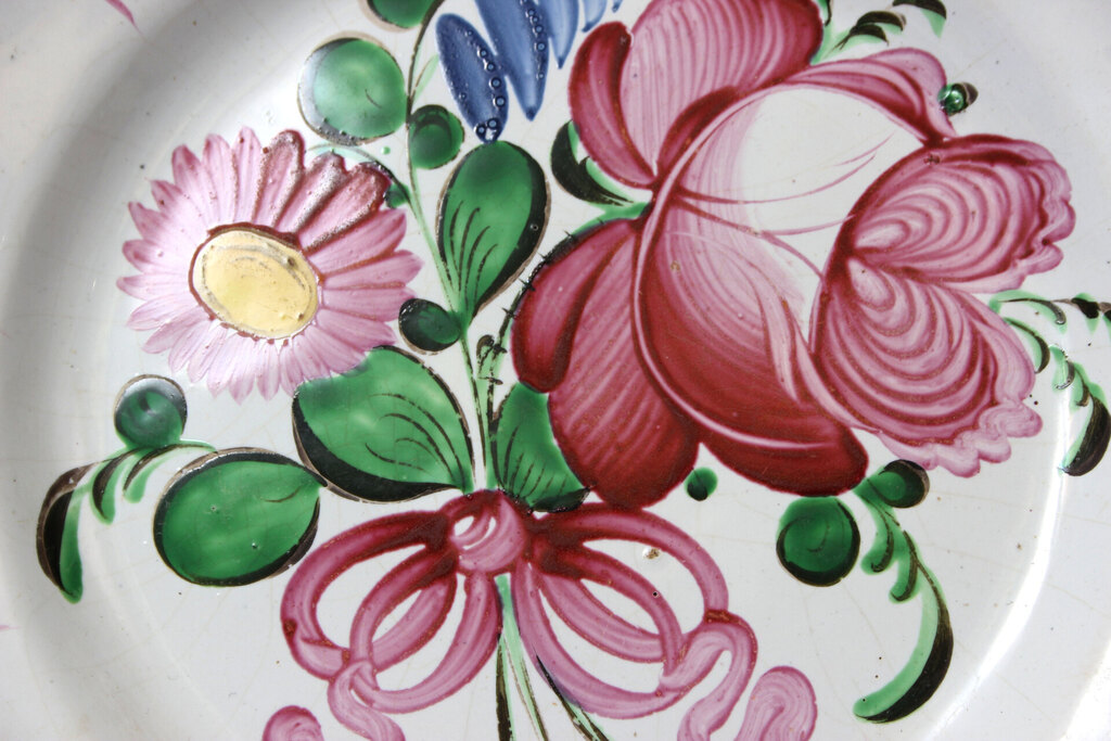 Majolikas stila apgleznots dekoratīvais šķīvis