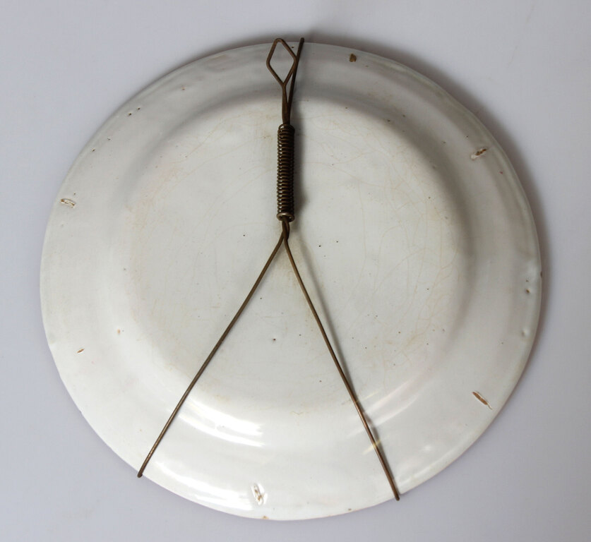 Расписная декоративная тарелка в стиле майолика