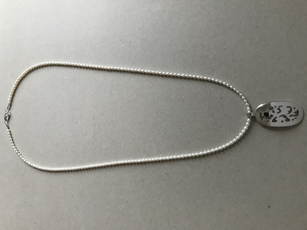Pearl necklace with silver pendant
