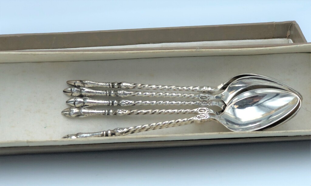 Silver teaspoon set