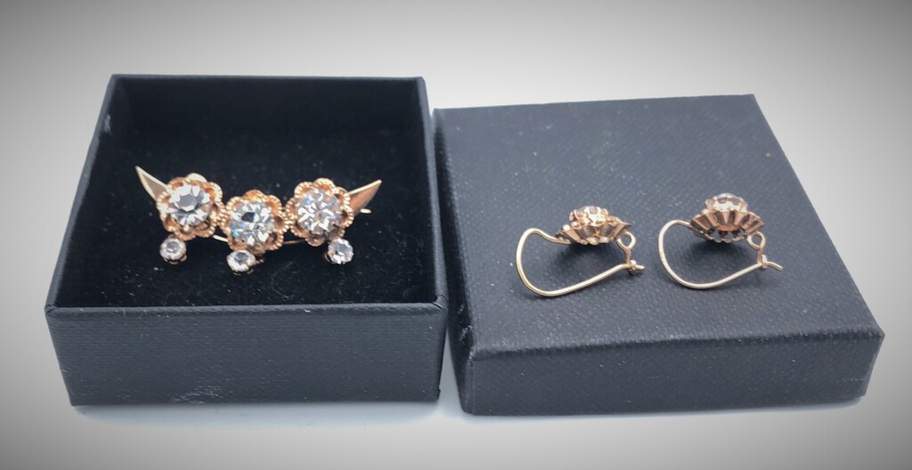 A set of gold brooch and earrings with natural crystals