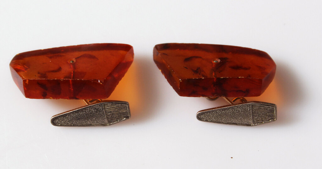 Baltic amber cufflinks with metal fittings (2 pairs)