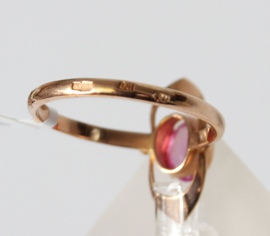 Золотое кольцо с синтетическим рубином