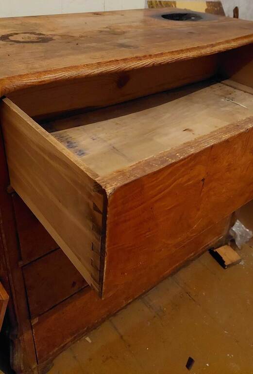 Ремонтируемый деревянный комод с четырьмя ящиками