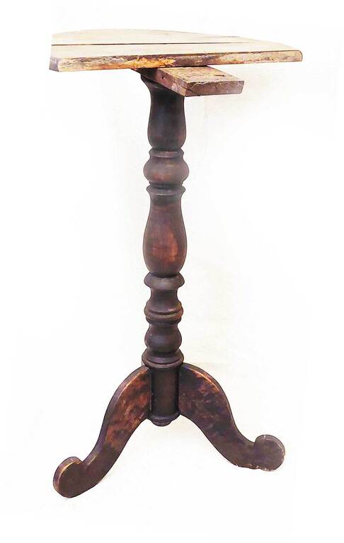 Реставрируемый деревянный стол с точеной ножкой