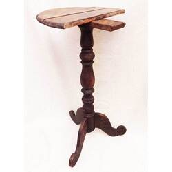 Реставрируемый деревянный стол с точеной ножкой
