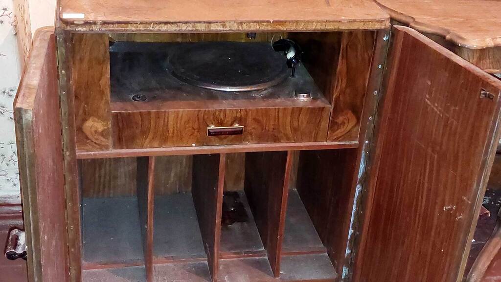 Art deco style phonograph with cabinet - repairable