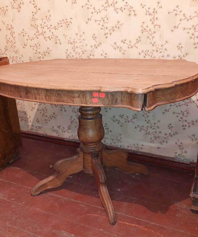 Restorable wooden dining table