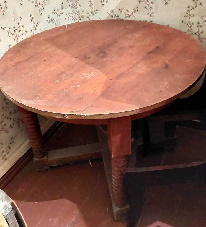 Restaurējams art deco stila galds ar bērza finierējumu