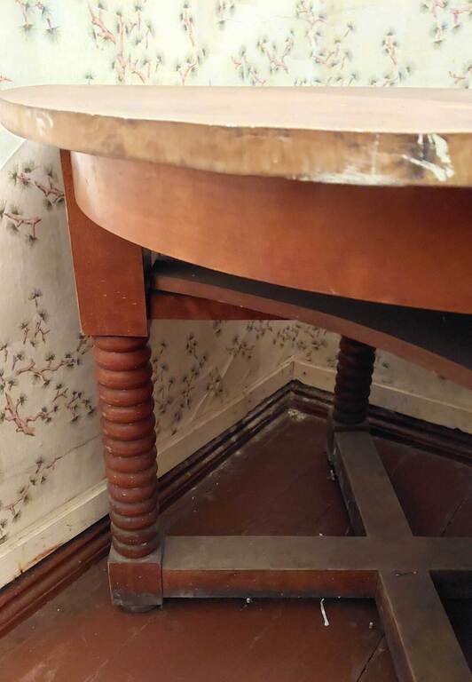 Restaurējams art deco stila galds ar bērza finierējumu