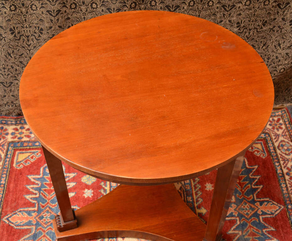 Круглый стол в стиле бидермейер