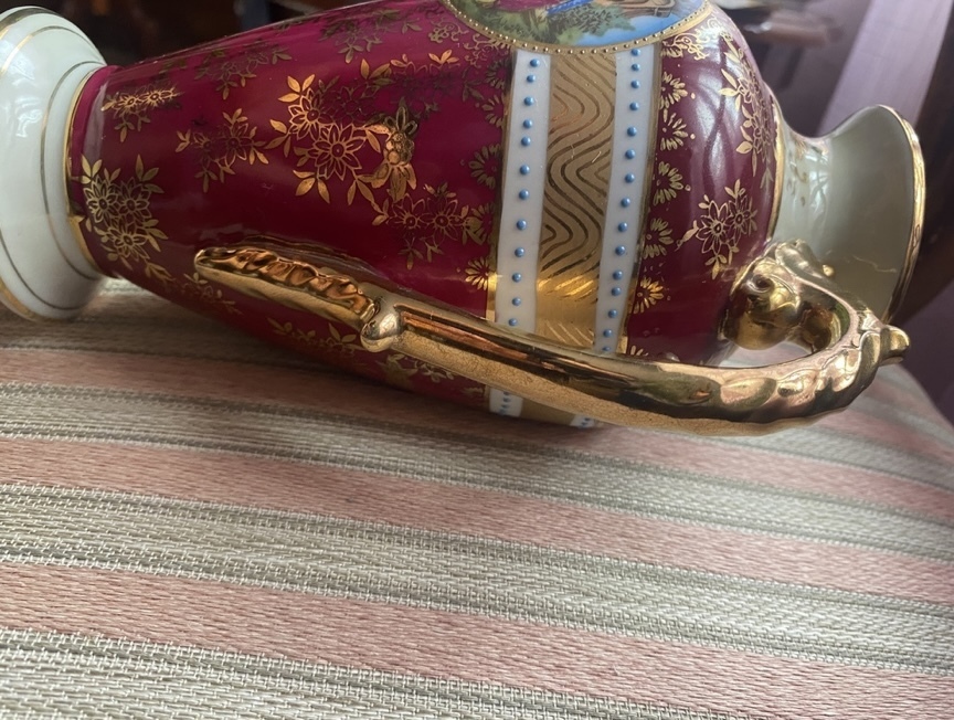 Расписная амфора из французского лиможского фарфора, ваза с позолоченным декором, красиво оформленная
