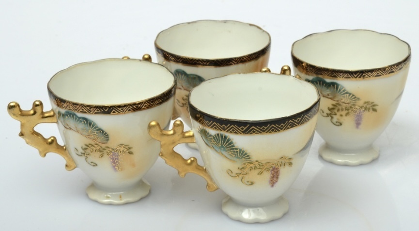 Красивые чашки, расписанные позолоченными японскими мотивами