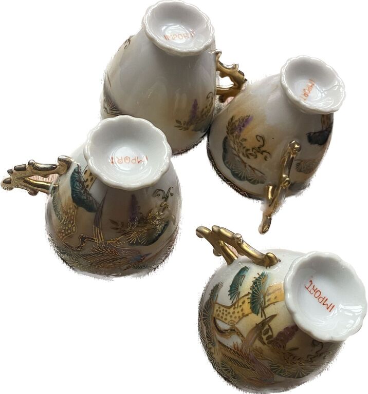 Красивые чашки, расписанные позолоченными японскими мотивами