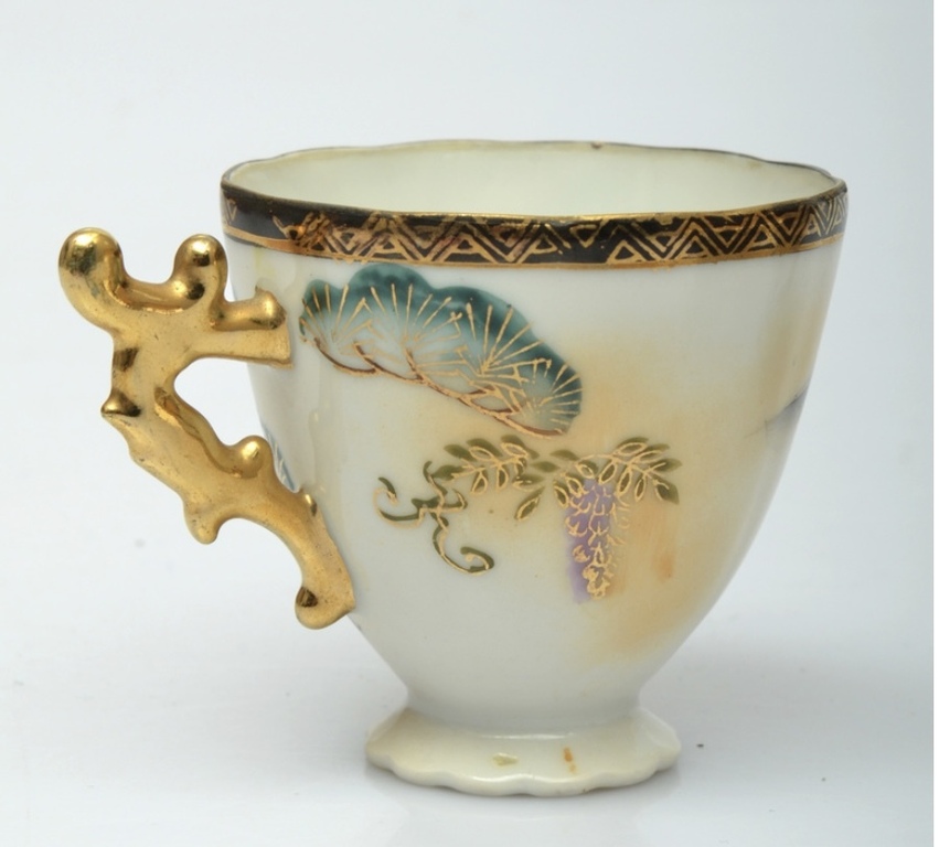 Beautiful cups painted with gilded Japanese motifs
