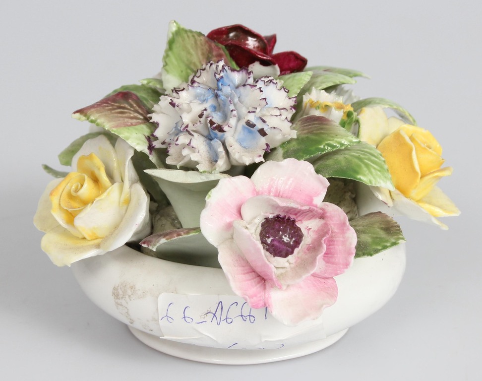 Porcelain decor with flowers