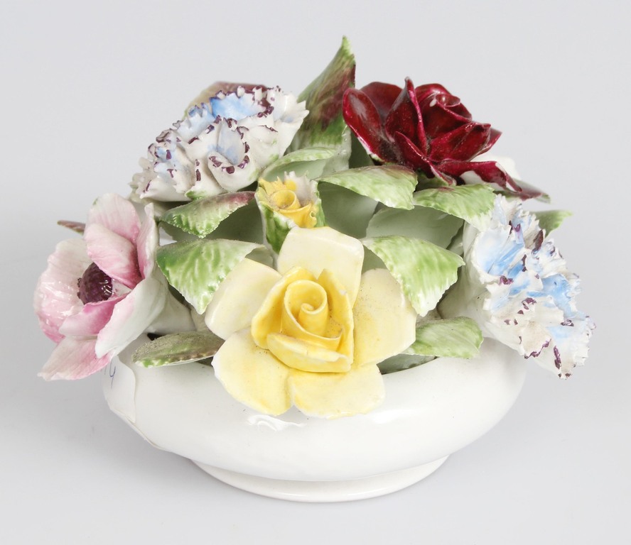 Porcelain decor with flowers