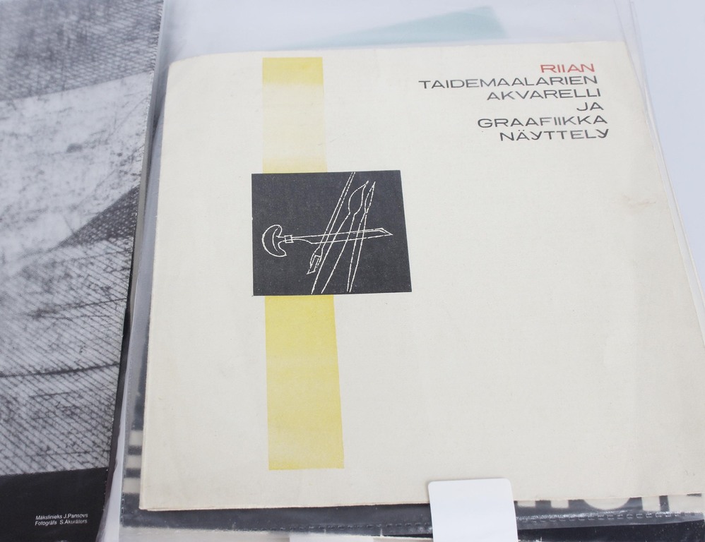 Папка с каталогами выставок латвийских художников-графиков 60 шт.