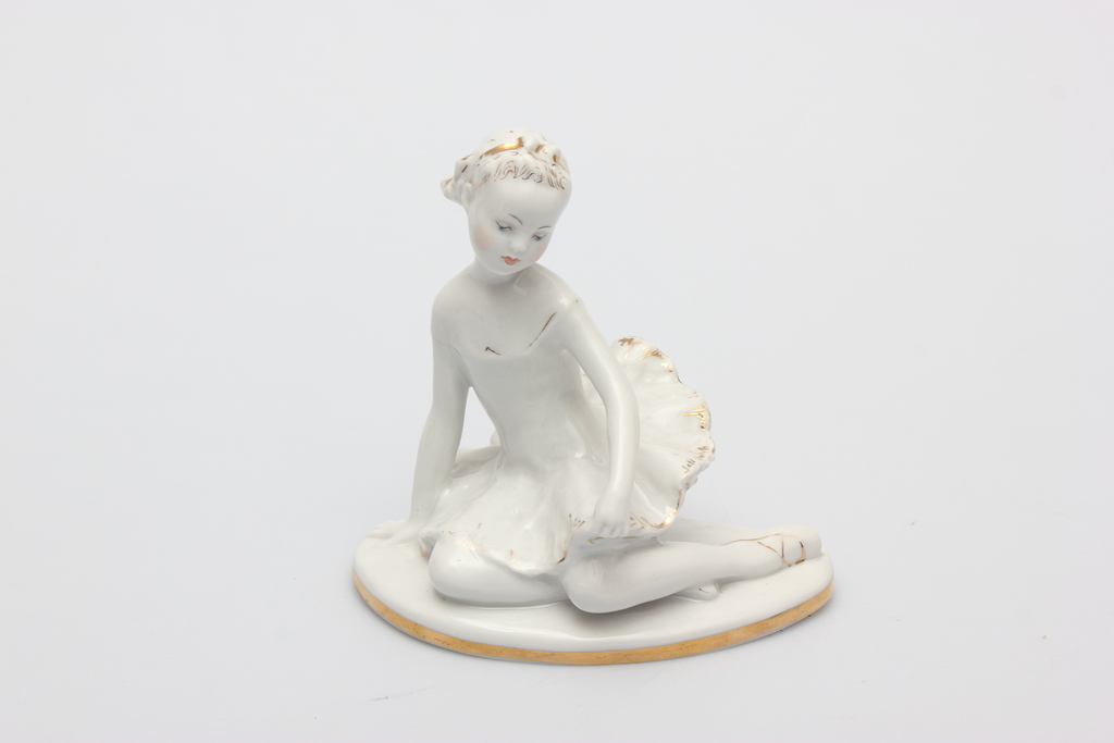 Porcelain figurine Mashinka
