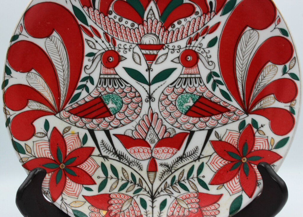 Тарелка фарфоровая декоративная с птицей, цветочный мотив