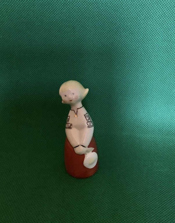 статуэтка, Девочка с ромашкой, фарфор, Рига (Латвия), Рижская фарфоровая фабрика, автор модели - Айна Меллупе, 70-80е годы 20го века, 7.5 см