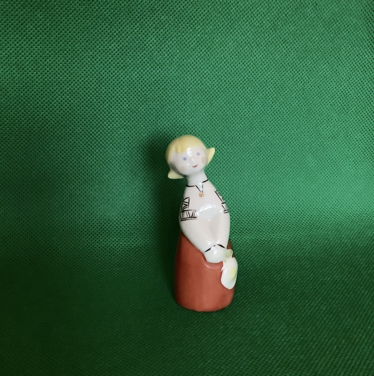 статуэтка, Девочка с ромашкой, фарфор, Рига (Латвия), Рижская фарфоровая фабрика, автор модели - Айна Меллупе, 70-80е годы 20го века, 7.5 см
