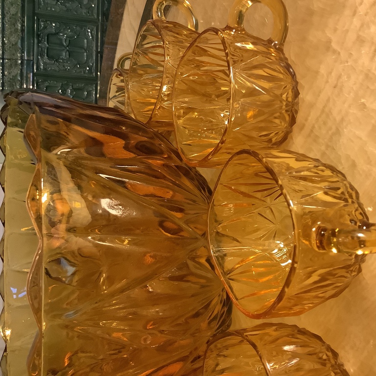 Kompota trauks un 11 krūzes. Dzintara (medus) stikls. Bohēmija. Art Deco.