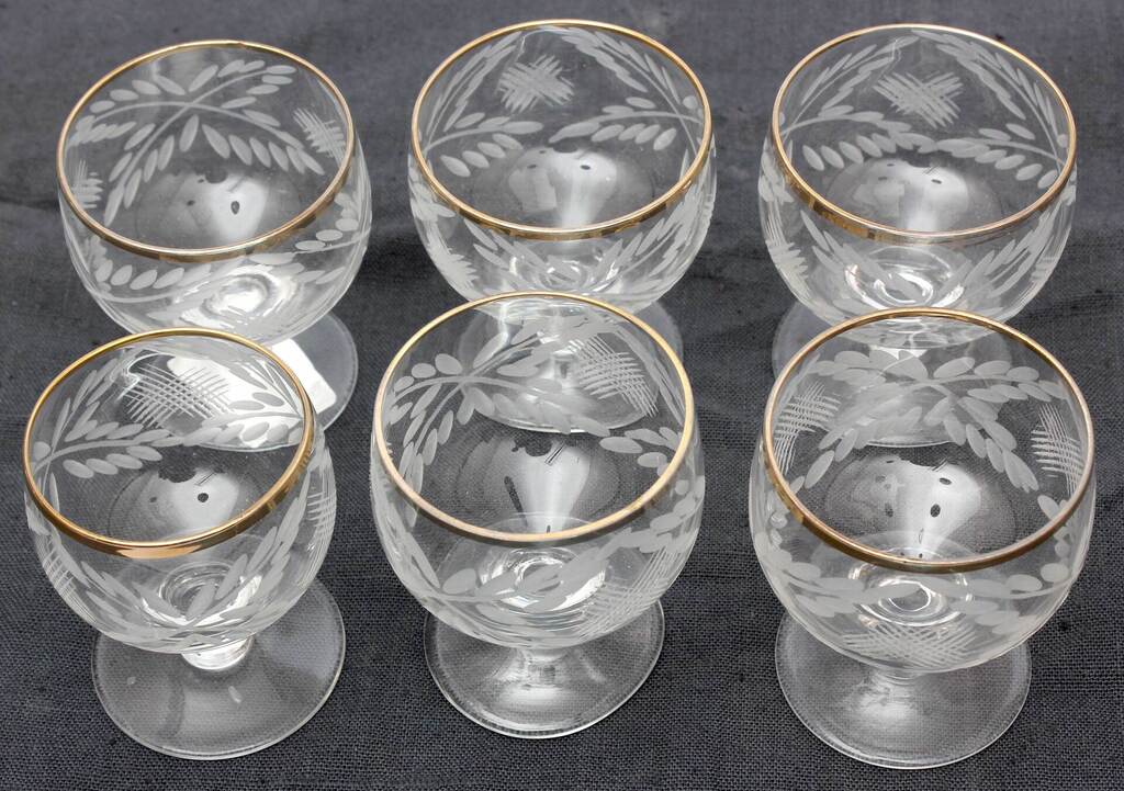 Набор стаканов с гравированным орнаментом