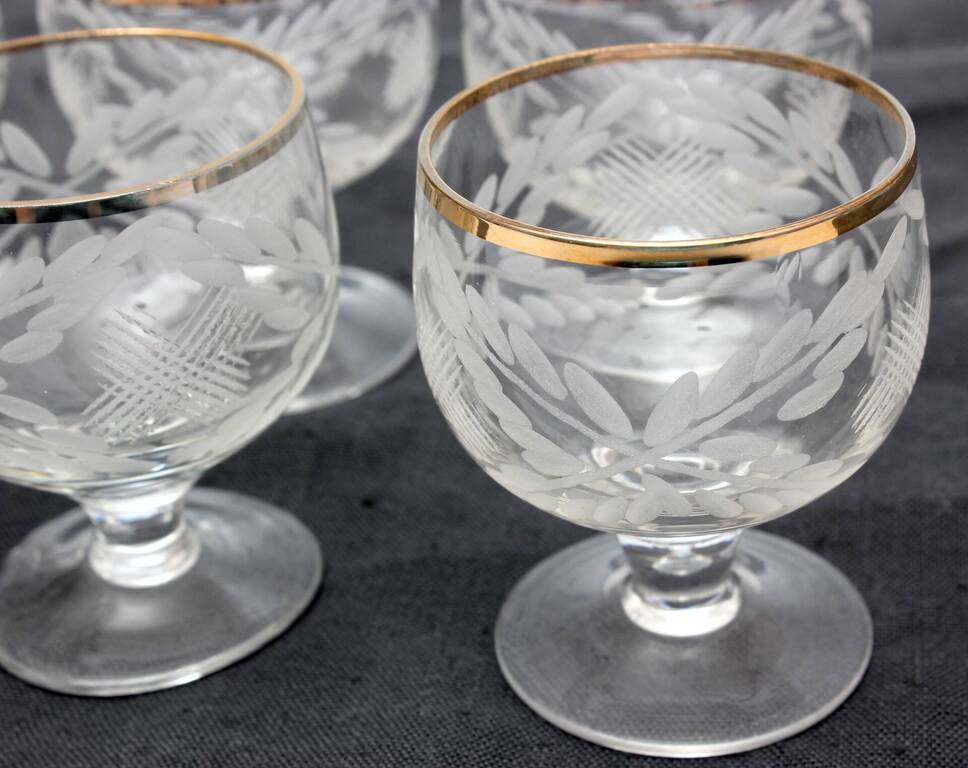 Набор стаканов с гравированным орнаментом
