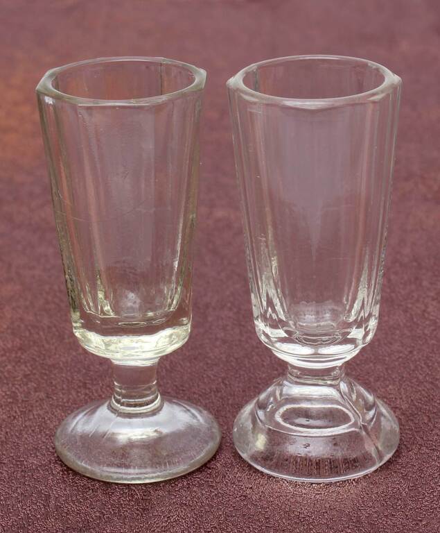 Divas stikla glazītes
