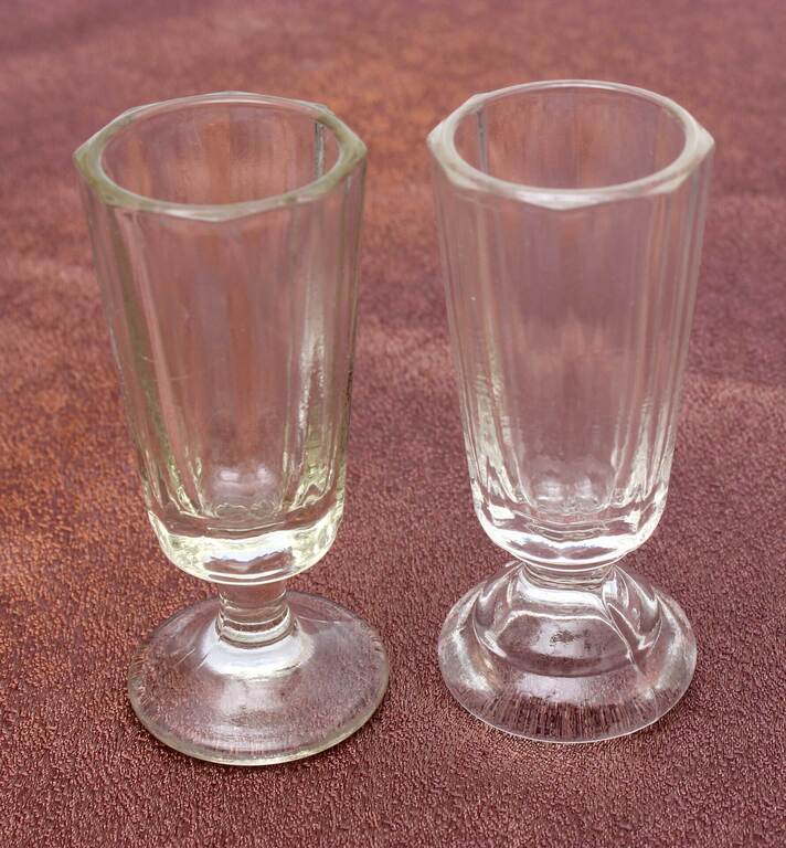 Divas stikla glazītes