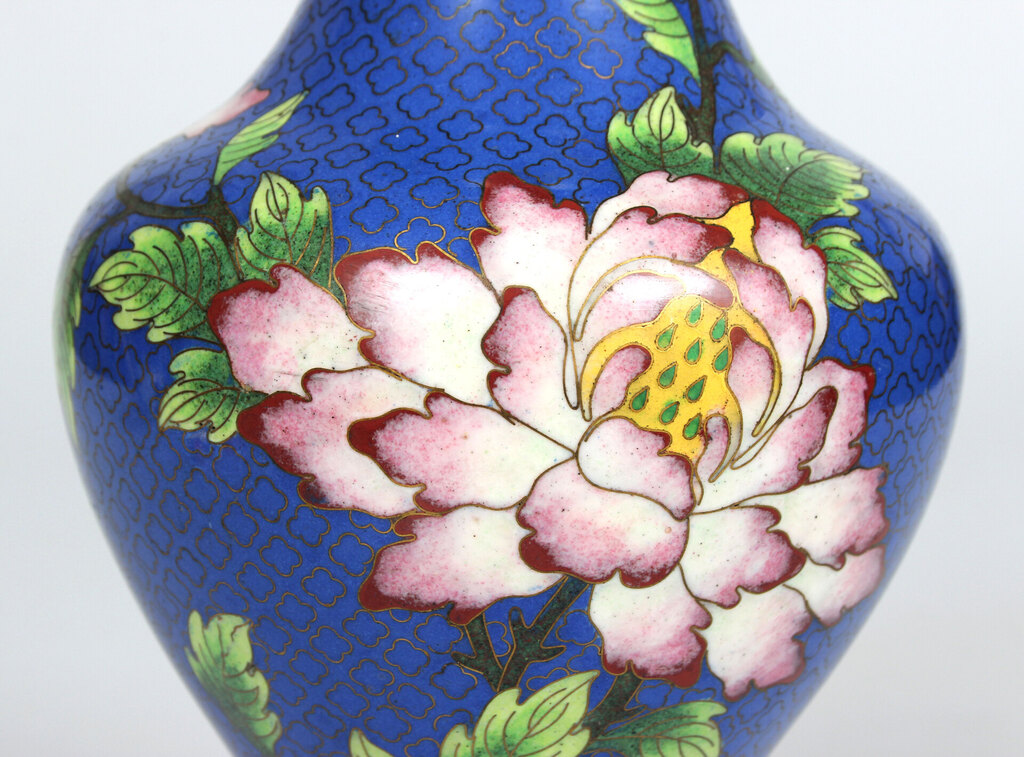 Синяя перегородчатая ваза с цветочным мотивом
