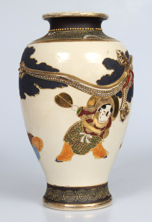 Taisho perioda apgleznota porcelāna vāze ar reljefu