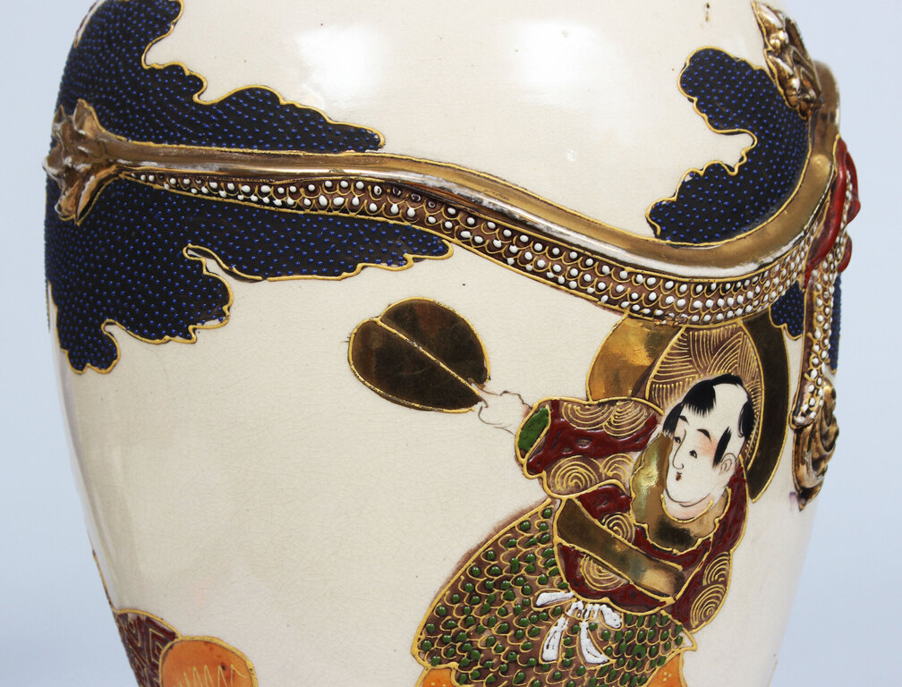 Taisho perioda apgleznota porcelāna vāze ar reljefu