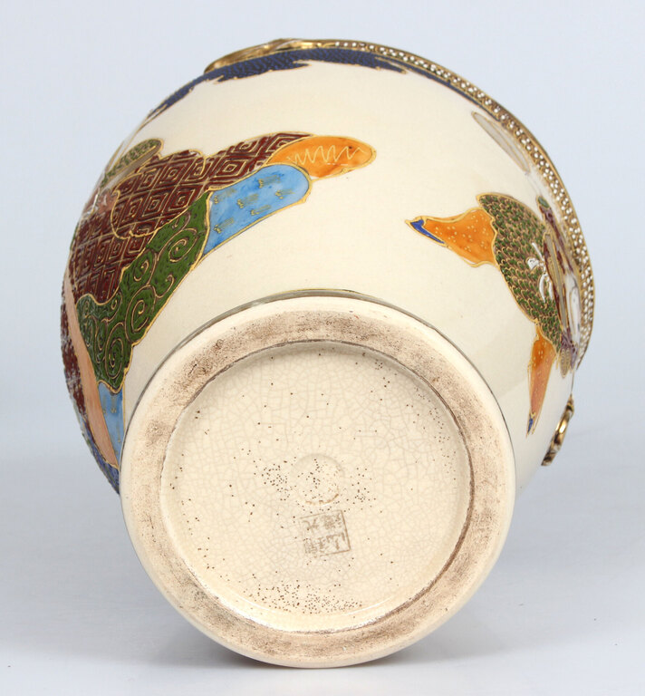 Расписная фарфоровая ваза периода Тайсё с рельефом