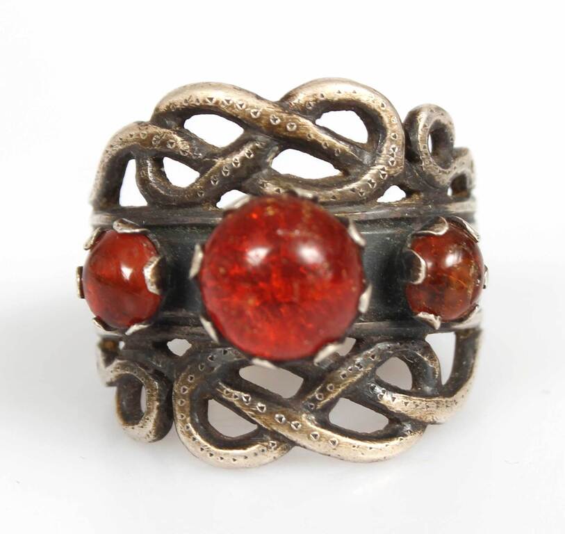 Серебряное кольцо с янтарными вставками