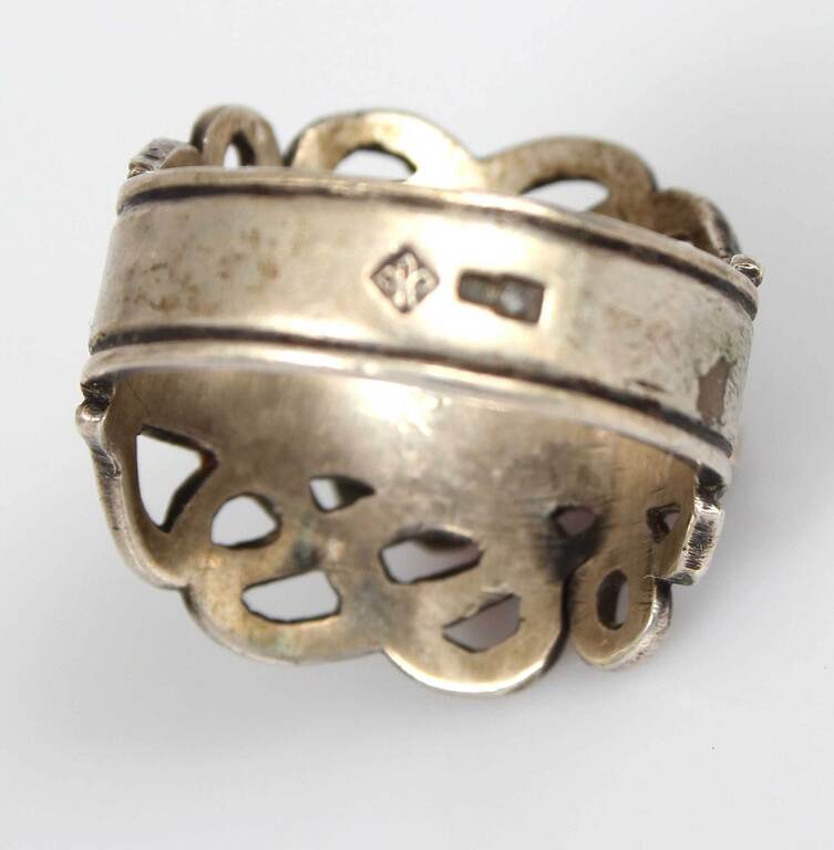 Серебряное кольцо с янтарными вставками
