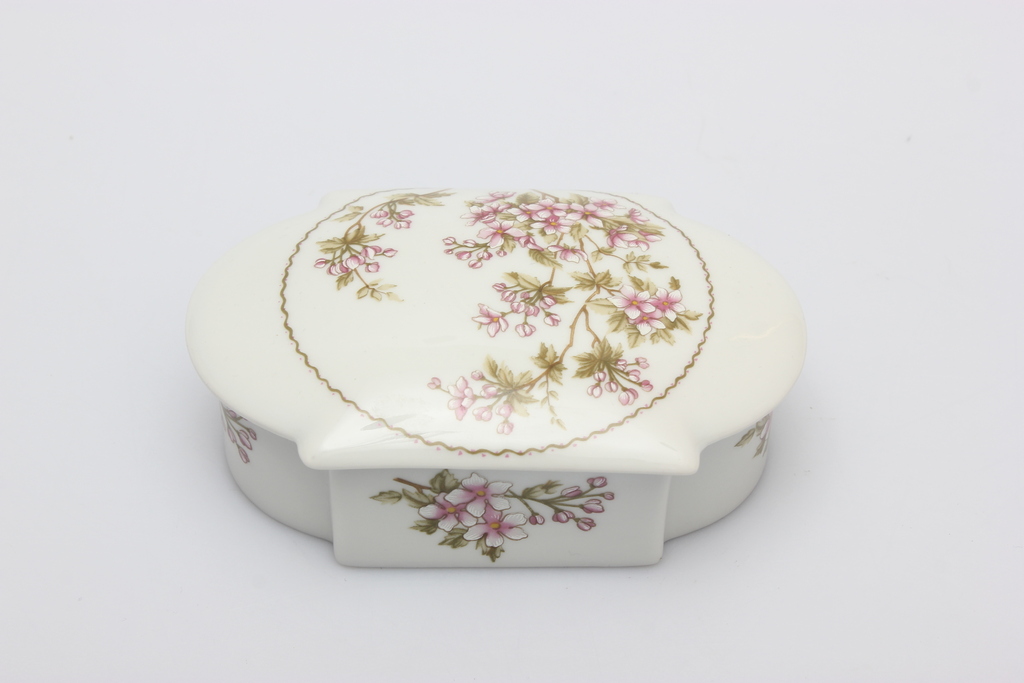 Porcelain casket with lid