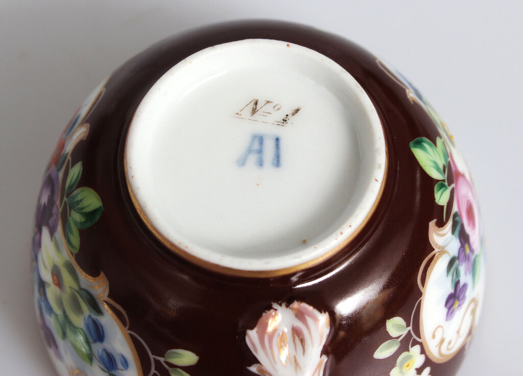 Apgleznota porcelāna tasīte ar apakštasīti