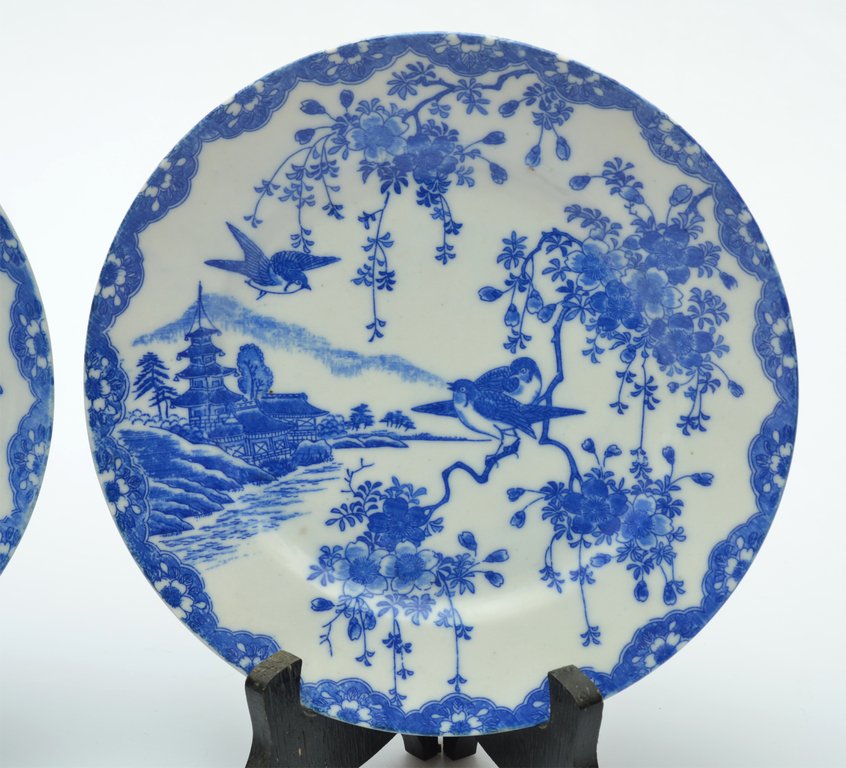 Two plates with a Japanese motif