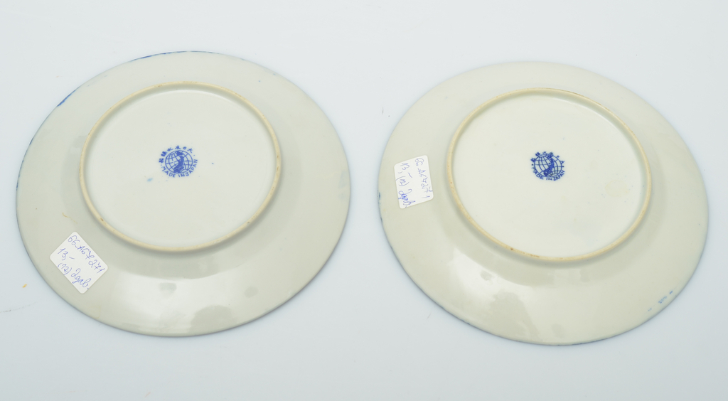 Two plates with a Japanese motif