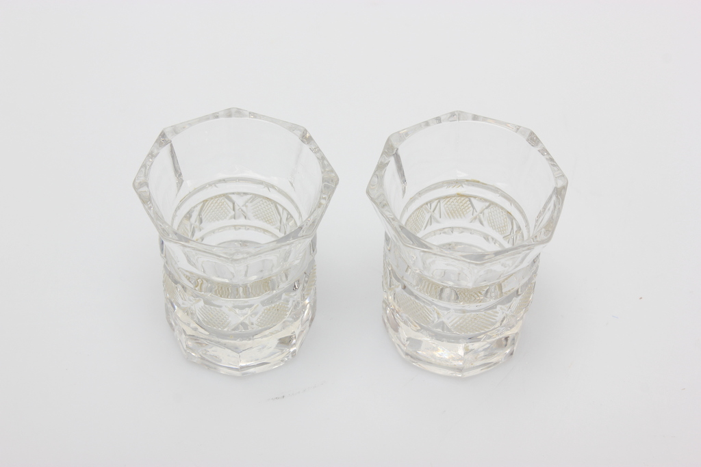 Divas stikla glāzītes