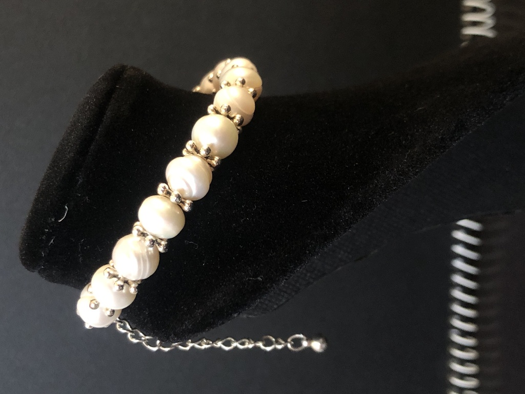 Bracelet with freshwater pearls and other metal elements