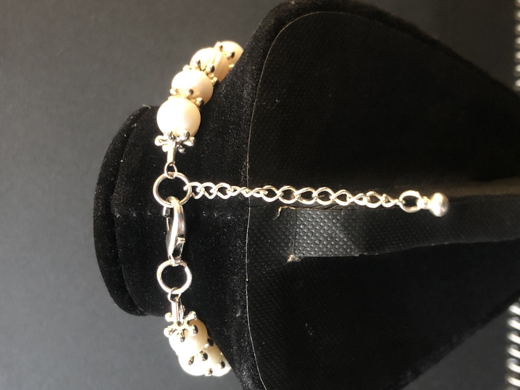 Bracelet with freshwater pearls and other metal elements
